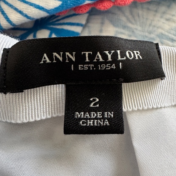 Ann Taylor beautiful Navy and white embroidered floral pencil skirt - Picture 3 of 7